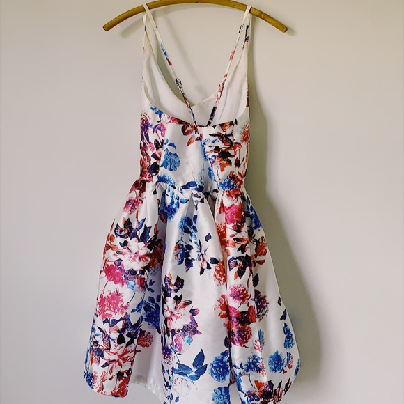 L’atiste Floral Satin Cocktail Dress 🌺 - Picture 3 of 9